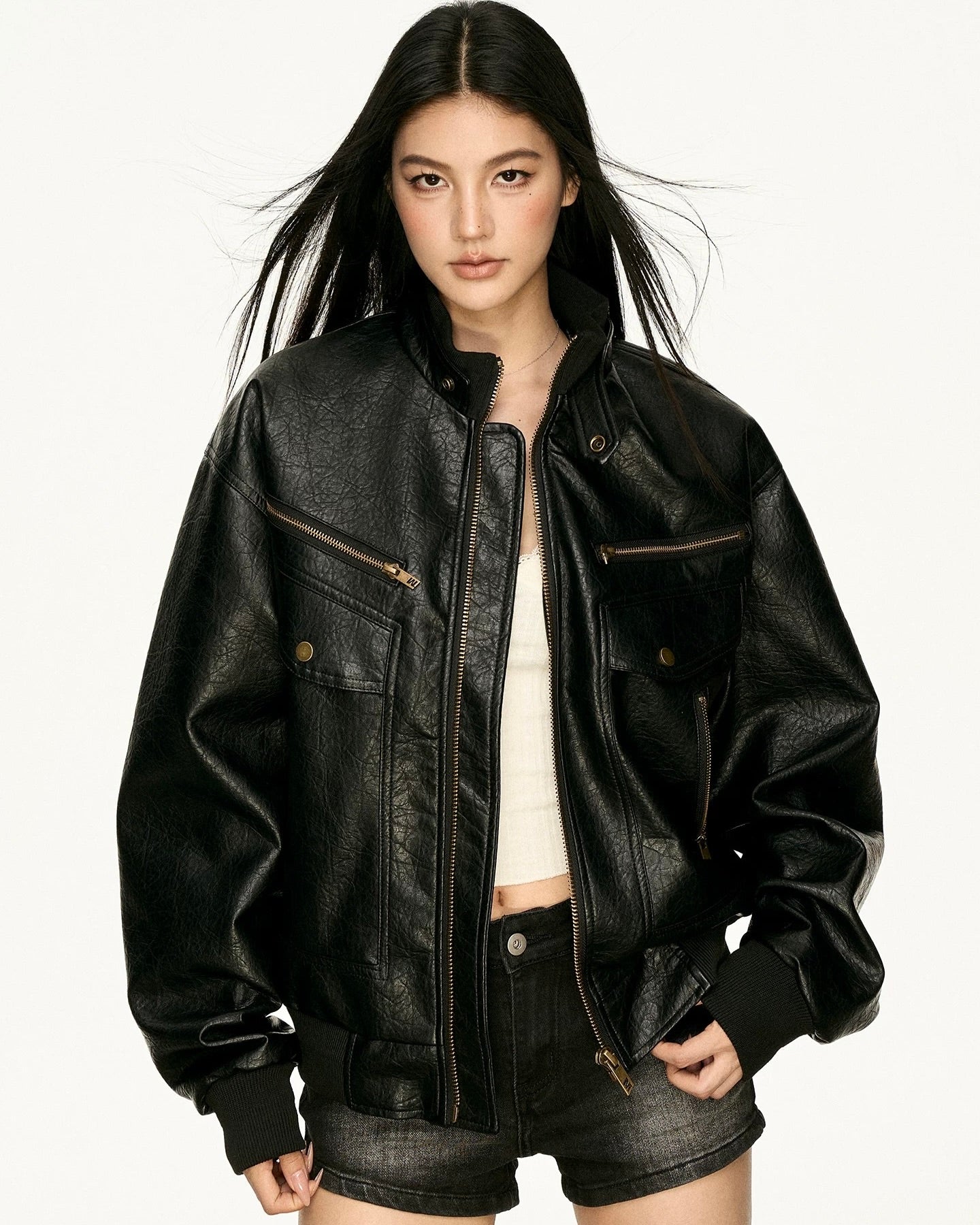 Oversized leather bomber – street + edgy vibe