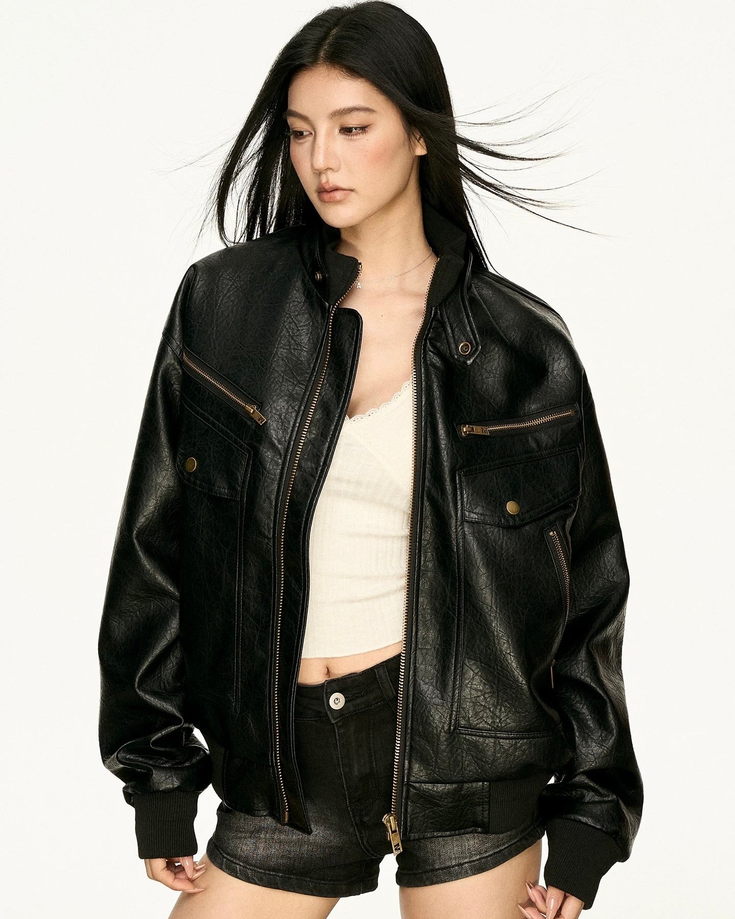 Oversized leather bomber – street + edgy vibe