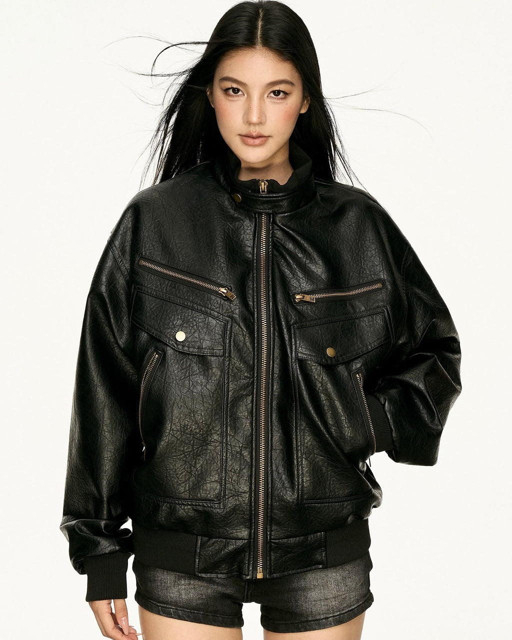 Oversized leather bomber – street + edgy vibe