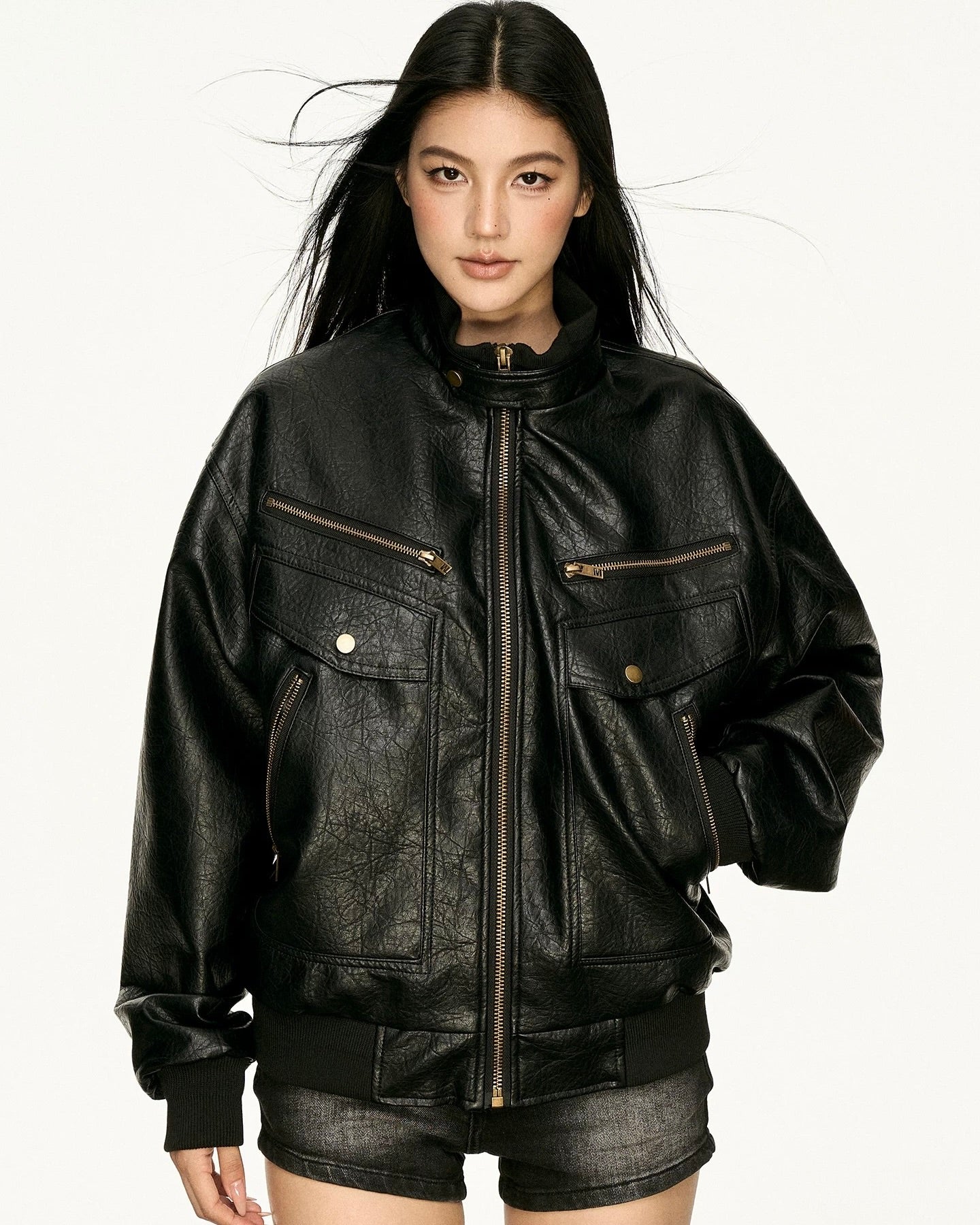 Oversized leather bomber – street + edgy vibe
