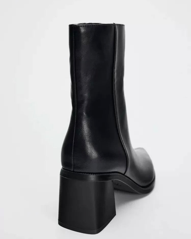 Black Leather Pointed Ankle Boots (Урьдчилсан захиалга)